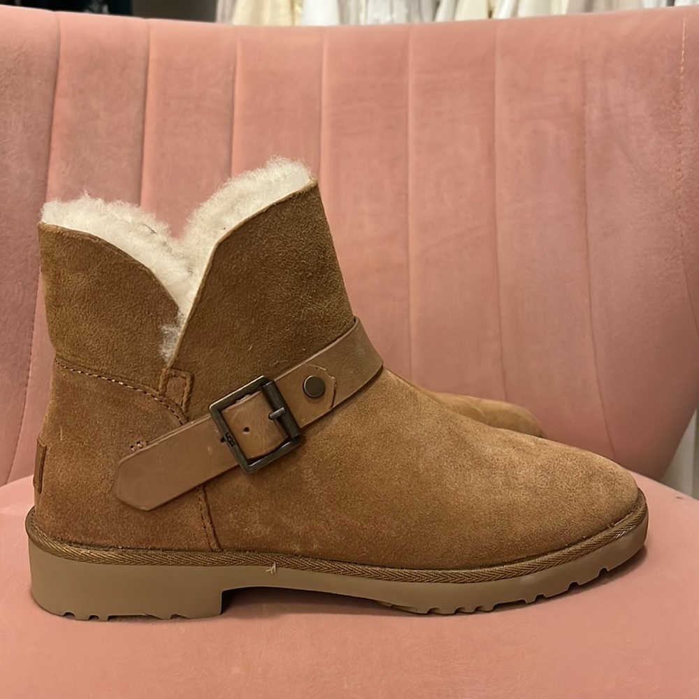 BRAND NEW UGGS size 6.